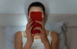 Астролозите откриваат: Овие четири знака се најголемите зависници од мобилни телефони