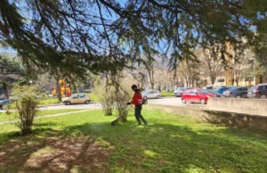 (Фото) Се косат нараснатите тревни површини низ општина Кисела Вода