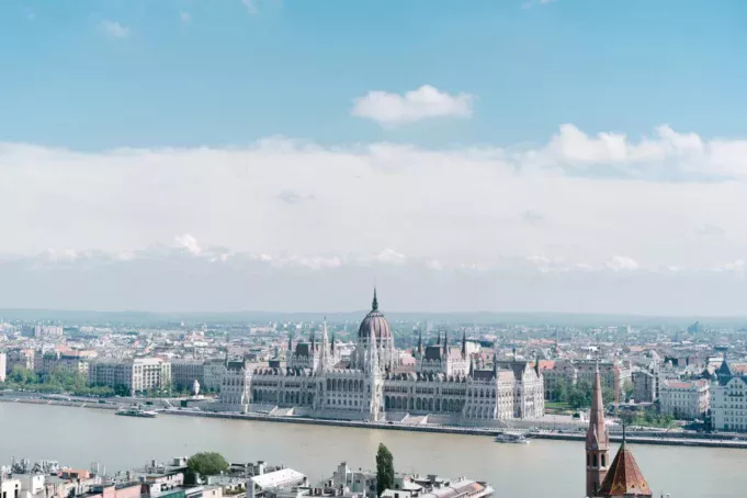 budimpeshta-ungarija-parlament-depositphotos_188134758_l
