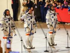 Кинеските астронаути ќе останат во вселената уште еден месец