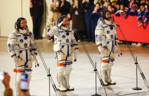 Кинеските астронаути ќе останат во вселената уште еден месец