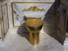 (Видео) Златна ВЦ школка се појави во близина на Белата куќа: „Му оддаваме почит на визионерот Трамп“