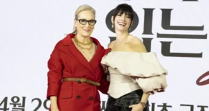 (Фото/Видео) Мерил Стрип и Ен Хатавеј воодушевуваат на секој чекор: Кое модно издание е најдобро?