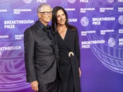 (Видео) Бил Гејтс за прв пат во јавност по скандалот: Партнерката која ретко ја покажува го привлече вниманието