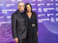 (Видео) Бил Гејтс за прв пат во јавност по скандалот: Партнерката која ретко ја покажува го привлече вниманието