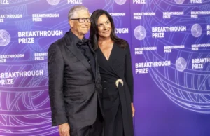 (Видео) Бил Гејтс за прв пат во јавност по скандалот: Партнерката која ретко ја покажува го привлече вниманието