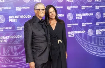 (Видео) Бил Гејтс за прв пат во јавност по скандалот: Партнерката која ретко ја покажува го привлече вниманието