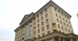 За ситна сум на пари да „заврши работа“ кај судии, долгогодишен судски полицаец од Кривичниот суд заврши во притвор