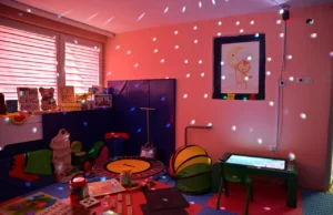 Ѓорѓиевски со сопругата донираше реквизити за сензорна соба во градинката „8 Март“ во општина Кисела Вода