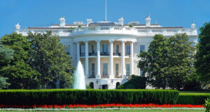 Белата куќа негира дека е разрешена шефицата на разузнавањето