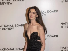 (Фото/Видео) Постара, похрабра и позаводлива: Ги остави сите без зборови во фустан направен од проѕирни ленти