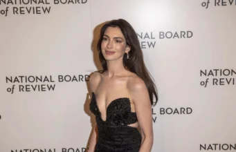 (Фото/Видео) Постара, похрабра и позаводлива: Ги остави сите без зборови во фустан направен од проѕирни ленти