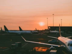 Авиокомпаниите ќе продолжат да ги зголемуваат цените дури и по поевтинувањето на горивата, пишува Си-ен-ен