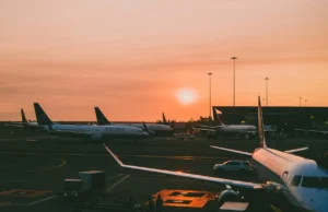 Авиокомпаниите ќе продолжат да ги зголемуваат цените дури и по поевтинувањето на горивата, пишува Си-ен-ен