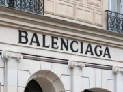 (Видео) Интернетот повторно зуи за еден бренд: Картонските фустани предизвикуваат хаос