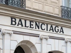 (Видео) Интернетот повторно зуи за еден бренд: Картонските фустани предизвикуваат хаос