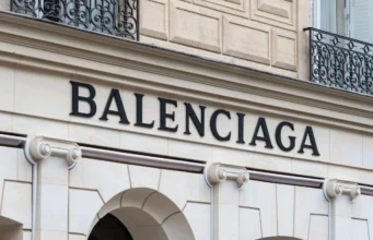 (Видео) Интернетот повторно зуи за еден бренд: Картонските фустани предизвикуваат хаос