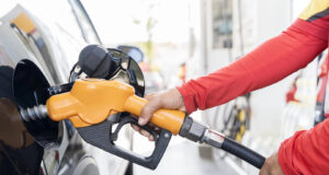 Американскиот министер: Цените на горивата ќе останат повисоки поради војната со Иран