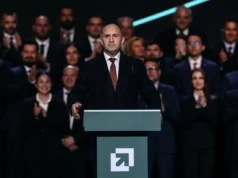 Румен Радев победи на изборите во Бугарија, според излезните анкети, но неизвесно е дали ќе успее да формира стабилна Влада