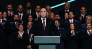 Румен Радев победи на изборите во Бугарија, според излезните анкети, но неизвесно е дали ќе успее да формира стабилна Влада