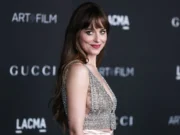 (Видео) Реакцијата на Мелани Грифит на прашање за момчето на нејзината ќерка открива сè: Дали Дакота има благослов?