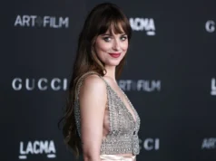 (Видео) Реакцијата на Мелани Грифит на прашање за момчето на нејзината ќерка открива сè: Дали Дакота има благослов?