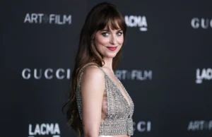 (Видео) Реакцијата на Мелани Грифит на прашање за момчето на нејзината ќерка открива сè: Дали Дакота има благослов?