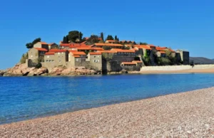 (Видео) Премиерот на Црна Гора: Свети Стефан се отвора по пет години поминати под клуч, државата избегна штета од 100 милиони евра