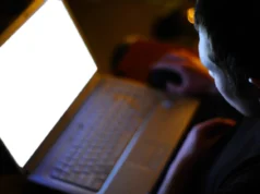 Татко се самозадоволувал и прикажувал порнографски содржини пред својот малолетен син