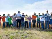 Научниците ја откриваат возраста во која сме најмалку среќни и што помага тогаш