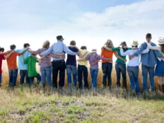 Научниците ја откриваат возраста во која сме најмалку среќни и што помага тогаш