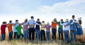 Научниците ја откриваат возраста во која сме најмалку среќни и што помага тогаш