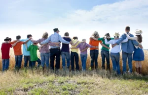 Научниците ја откриваат возраста во која сме најмалку среќни и што помага тогаш