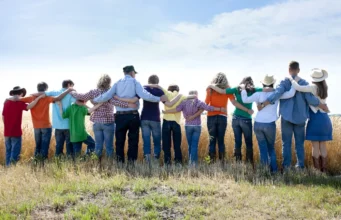 Научниците ја откриваат возраста во која сме најмалку среќни и што помага тогаш