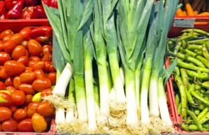 „Историско“ зголемување на платите за 4 килограми домати, 2 килограми краставици и 4 литри дизел, велат од СДСМ