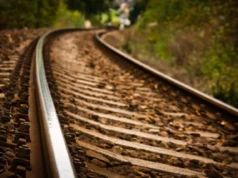 (Видео) Воз излета од шините, заробени патници и повредени во Русија