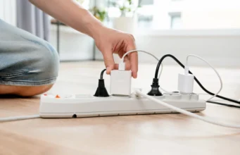 Домашни апарати што никогаш не смеете да ги поврзете со продолжен кабел