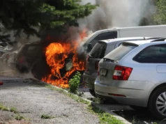 Опожарени неколку возила под скопското Кале: Припадник на Армијата со брза реакција го спречил ширењето на огнот