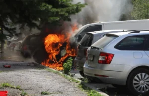 Опожарени неколку возила под скопското Кале: Припадник на Армијата со брза реакција го спречил ширењето на огнот