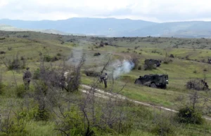 (Фото) На армискиот полигон „Криволак“ офанзивни тактички операции во „Блесок 26“ со тековно учество на оценувачкиот тим и НАТО монитори