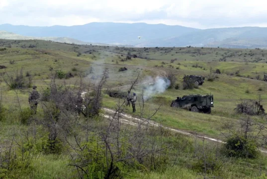 (Фото) На армискиот полигон „Криволак“ офанзивни тактички операции во „Блесок 26“ со тековно учество на оценувачкиот тим и НАТО монитори