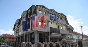 ДУИ: Во обид за пропаганда, пратеник на Вреди сам откри дека Владата го крши Законот за јазиците