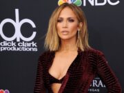 (Фото) Џеј Ло никогаш не била посекси: Сите го сакаат нејзиниот фустан