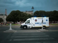 (Видео) Автобус со патници падна во река во Франција