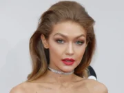 (Фото) Толку шик, а сепак едноставно: Омилената фризура на Џиџи Хадид е помодерна од кога било