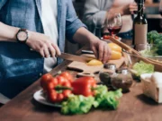 Готвачите откриваат: Кога треба да го посолите јадењето – на почетокот или на крајот од готвењето?