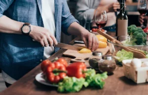 Готвачите откриваат: Кога треба да го посолите јадењето – на почетокот или на крајот од готвењето?