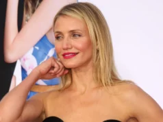 Тој е шест години помлад од неа, а таа тоа добро го крие: Холивудската убавица конечно „фатена“ со сопругот