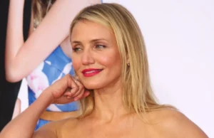 Тој е шест години помлад од неа, а таа тоа добро го крие: Холивудската убавица конечно „фатена“ со сопругот