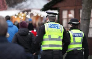 Тинејџер меѓу уапсените за палење возила на брза помош на еврејската заедница во Лондон